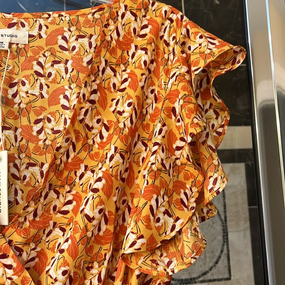 Max Studio top size M, NWT. - Picture 3 of 5